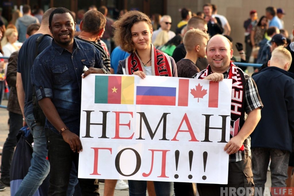 «Хакей аб'ядноўвае». Як турысты ў Гродне заўзелі за "Нёман"