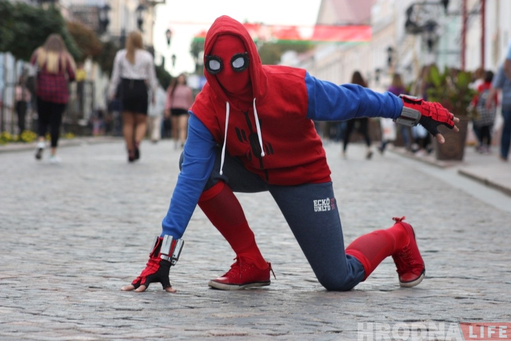 На Южном Урале курьер доставляет продукты в костюме человека-паука | Уральский меридиан
