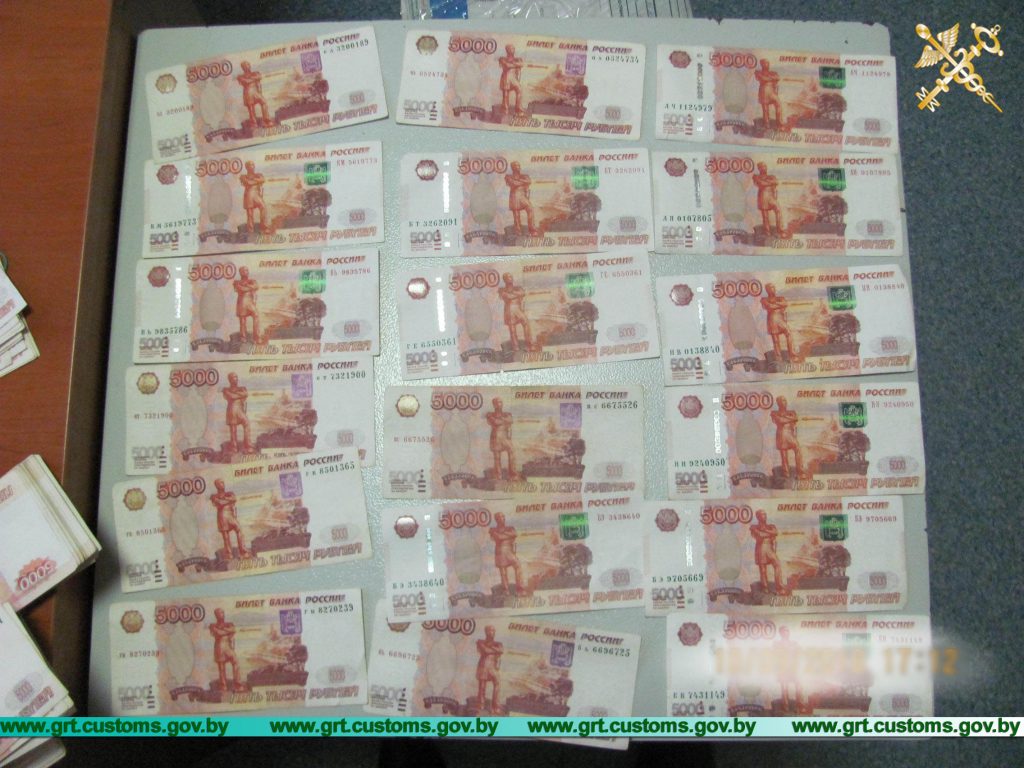 Трое расіян хацелі ўвезці ў Беларусь 71 тысячу даляраў без дэкларацыі. Цяпер іх канфіскуюць Трое расіян хацелі ўвезці ў Беларусь 71 тысячу даляраў без дэкларацыі. Цяпер іх канфіскуюць