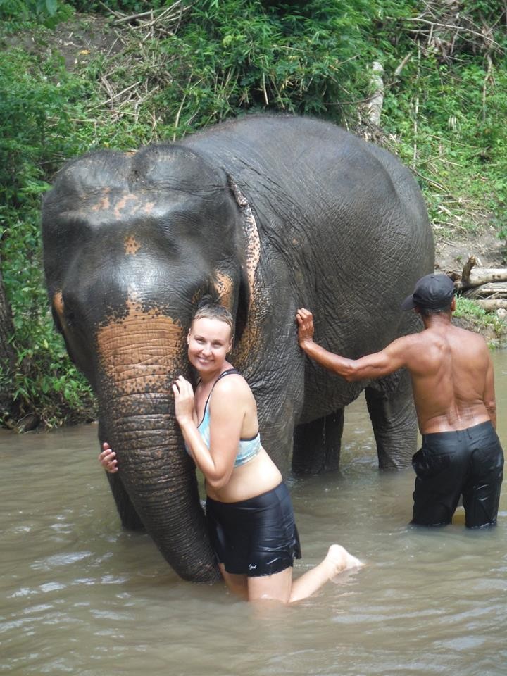 «Хобот коснулся моего сердца». Как гродненка заботилась о слонах в Таиланде