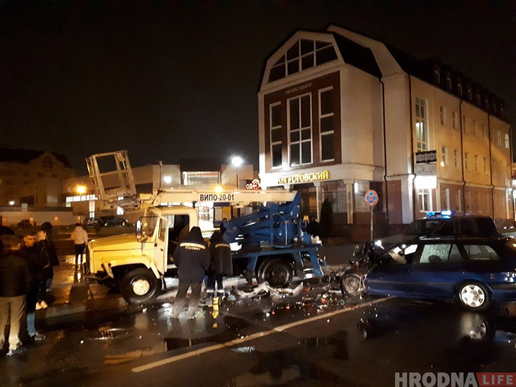 На Ціміразева легкавік на хуткасці ўехаў у аўтавышку. Кіроўца ўцёк На Ціміразева легкавік на хуткасці ўехаў у аўтавышку. Кіроўца ўцёк