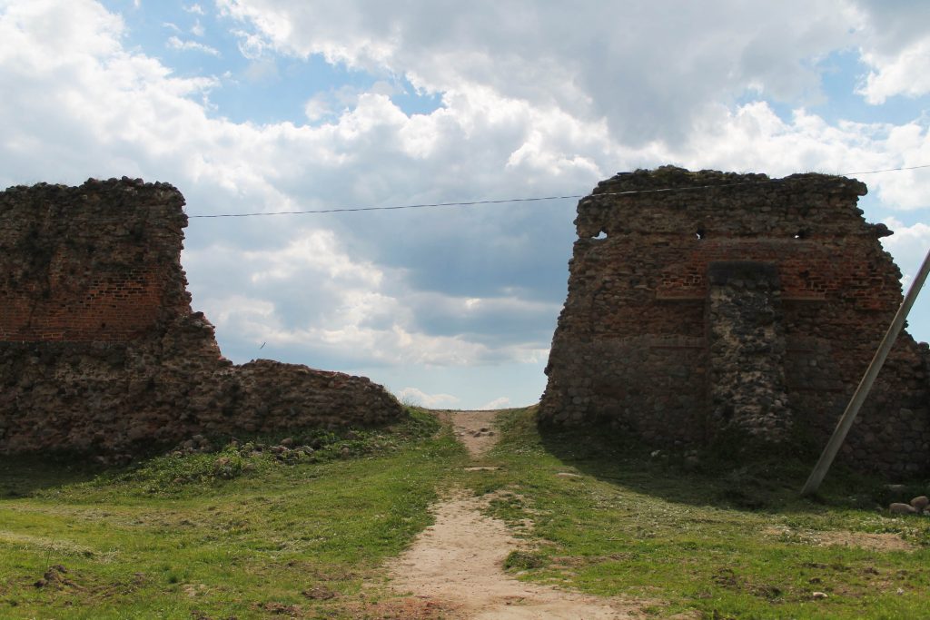 Дах для вежы і цэгла ручной работы. Як адбываецца рэканструкцыя ў Гальшанскім і Крэўскім замках