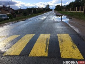 Замест рамонту – ляжачыя паліцэйскія. На ўскраіне Гродна на разбітай дарозе ўсталявалі штучныя няроўнасці Замест рамонту – ляжачыя паліцэйскія. На ўскраіне Гродна на разбітай дарозе ўсталявалі штучныя няроўнасці