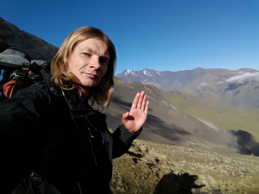 "З'ехаў каб не піць". Вулічны музыка з Гродна аўтастопам дабраўся да Кітая