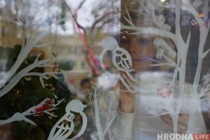 Першы снег для дзіцячага хоспіса. Мастакі распісалі вокны для дзяцей раней за мароз Першы снег для дзіцячага хоспіса. Мастакі распісалі вокны для дзяцей раней за мароз