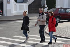 "Прыехала, каб адчуць бацьку". Як канадцы шукалі ў Гродне сямейны дом па намаляванай карце