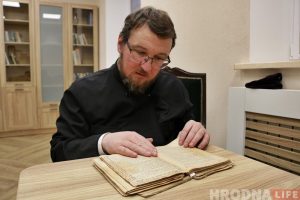 "Гэта сапраўдны скарб". Гродзенскі святар шукае сям'ю Раеўскіх, каб перадаць "кнігу жыцця" "Гэта сапраўдны скарб". Гродзенскі святар шукае сям'ю Раеўскіх, каб перадаць "кнігу жыцця"