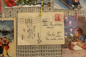 Абавязкова зазірніце! У краме "Лёля" зрабілі выставу старых калядных паштовак і святочных анёлкаў Абавязкова зазірніце! У краме "Лёля" зрабілі выставу старых калядных паштовак і святочных анёлкаў