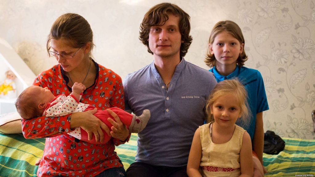 «Бо люблю». Навошта сямʼя гарадзенцаў трымае непрыбытковую краму беларускага хэндмэйду