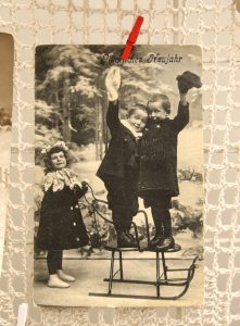 Абавязкова зазірніце! У краме "Лёля" зрабілі выставу старых калядных паштовак і святочных анёлкаў Абавязкова зазірніце! У краме "Лёля" зрабілі выставу старых калядных паштовак і святочных анёлкаў