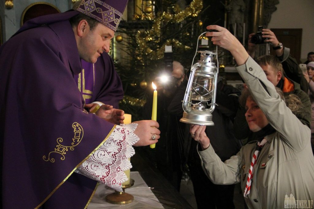 "Святло, якое яднае". У Гродна прыбыў Бэтлеемскі агонь "Святло, якое яднае". У Гродна прыбыў Бэтлеемскі агонь