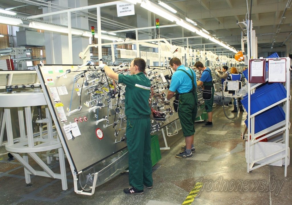 "Радыёхваля" стварае 300 новых працоўных месцаў для рэалізацыі праекта з «Фольксваген». Работнікаў забяспечаць жыллём "Радыёхваля" стварае 300 новых працоўных месцаў для рэалізацыі праекта з «Фольксваген». Работнікаў забяспечаць жыллём