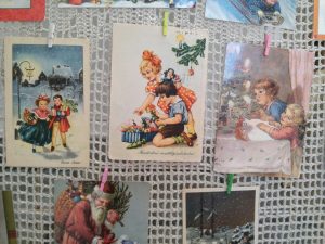 Абавязкова зазірніце! У краме "Лёля" зрабілі выставу старых калядных паштовак і святочных анёлкаў Абавязкова зазірніце! У краме "Лёля" зрабілі выставу старых калядных паштовак і святочных анёлкаў