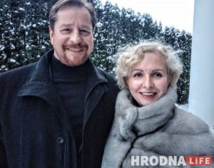 Паслухаць Ціханоўскую, патэлефанаваць бацькам, схадзіць у бар. Як гродзенцы за мяжой святкуюць Новы год і Каляды