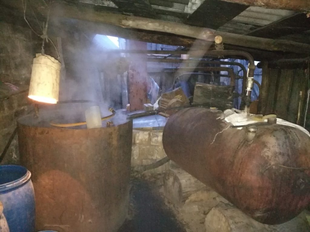 У Гродзенскай вобласці знішчылі дзве тоны брагі і ліквідавалі міні-заводы па вытворчасці самагону У Гродзенскай вобласці знішчылі дзве тоны брагі і ліквідавалі міні-заводы па вытворчасці самагону