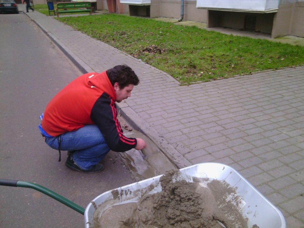"Мы будуем, а камунальнікі ламаюць". Грэйдар у Гродне прыбраў снег і знёс пандус "Мы будуем, а камунальнікі ламаюць". Грэйдар у Гродне прыбраў снег і знёс пандус