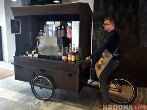Гарбата на палачцы і ровар у дадатак. У Гродне адкрылі кавярню, куды можна прыязджаць на ровары і прыходзіць з сабакам Гарбата на палачцы і ровар у дадатак. У Гродне адкрылі кавярню, куды можна прыязджаць на ровары і прыходзіць з сабакам