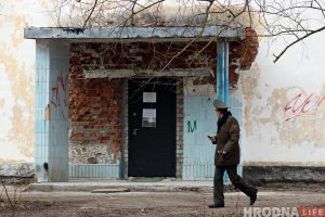 «Усё робім самі». Былая спартзала ваеннага гарадка стала месцам малітваў Фолюш военная часть