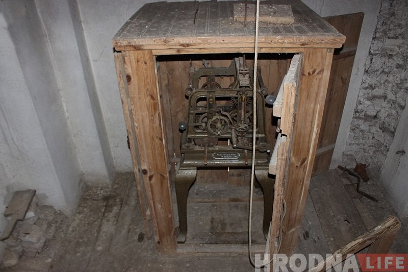 Дыры от пуль в циферблате: как реставрируют башенные часы лютеранской кирхи 