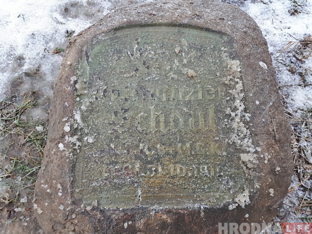 На беразе Нёмана рыбакі знайшлі камень з нямецкімі надпісамі. Што гэта: надмагілле ці памятны знак?