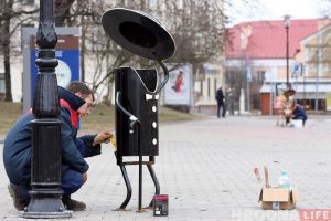 У Гродне працягваюць мяняць савецкія люкі на сучасныя з гербам горада У Гродне працягваюць мяняць савецкія люкі на сучасныя з гербам горада