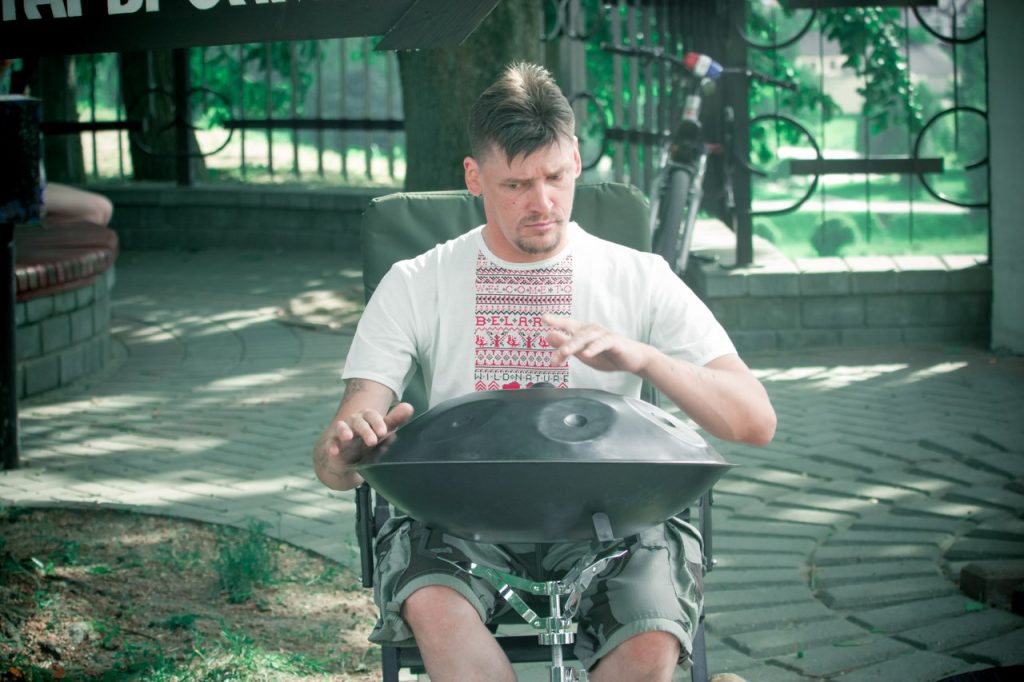 "Не хачу быць звычайным гарадскім музыкам". Аляксандр Зімін збірае грошы на новы хэндпан