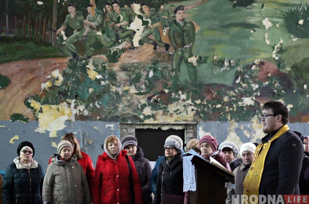 «Усё робім самі». Былая спартзала ваеннага гарадка стала месцам малітваў «Усё робім самі». Былая спартзала ваеннага гарадка стала месцам малітваў