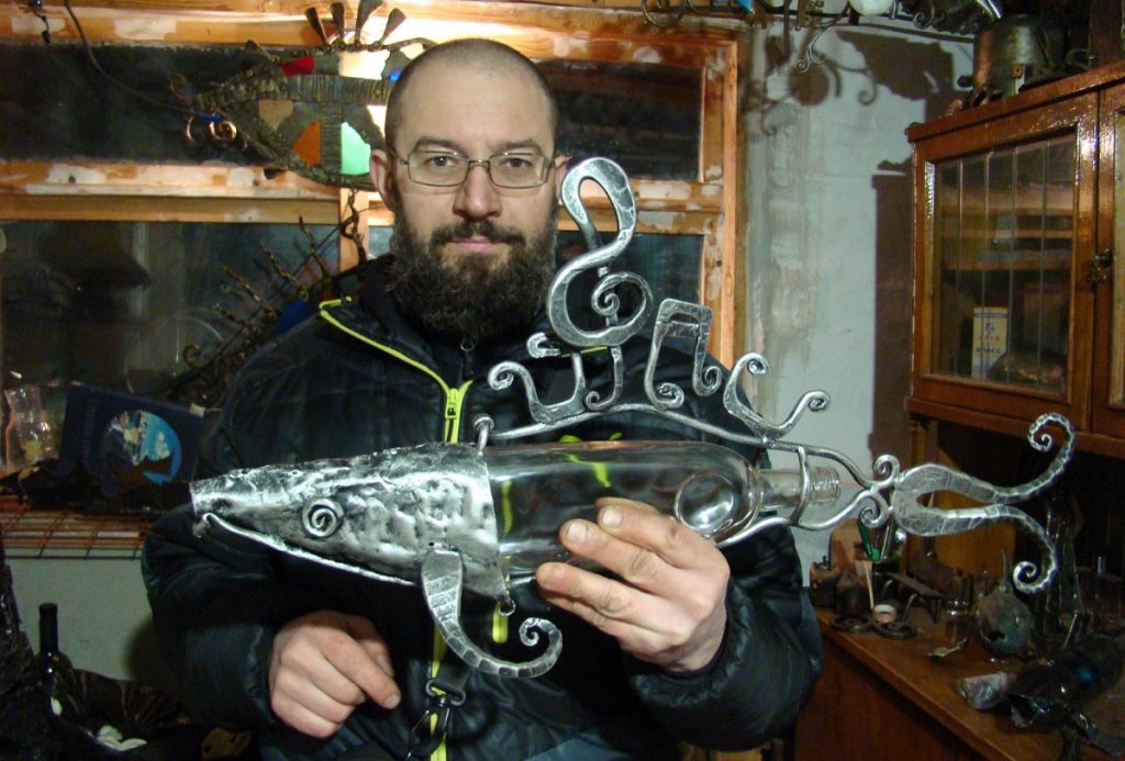 Жалезнае мастацтва. Гродзенскі каваль робіць рыбаў з рыдлёвак
