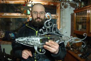 Жалезнае мастацтва. Гродзенскі каваль робіць рыбаў з рыдлёвак