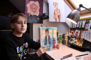 На донцы: гродзенец малюе славутасці горада на кубачках з-пад кавы