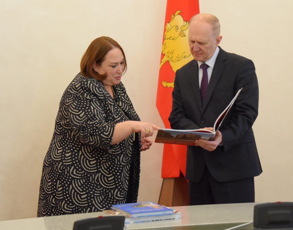 Развіваць турызм і дапамагаць бежанцам. Асноўнае пра візіт Паверанай ў справах ЗША ў Беларусі ў Гродна