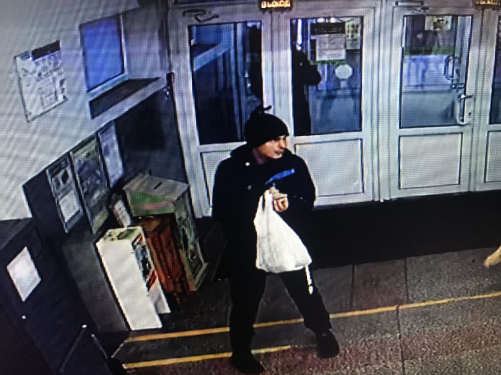 Шукаюць гродзенца, які скраў у краме рэчы з камеры захоўвання Шукаюць гродзенца, які скраў у краме рэчы з камеры захоўвання