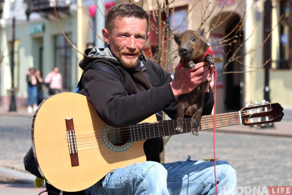 "Фунціка маглі загрызці". Музыкант выратаваў парася і цяпер яны ўсюды разам