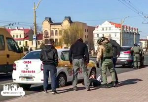 Трое хлопцаў скралі са склада амаль тону збожжа. Іх затрымалі проста ў цэнтры Гродна Трое хлопцаў скралі са склада амаль тону збожжа. Іх затрымалі проста ў цэнтры Гродна