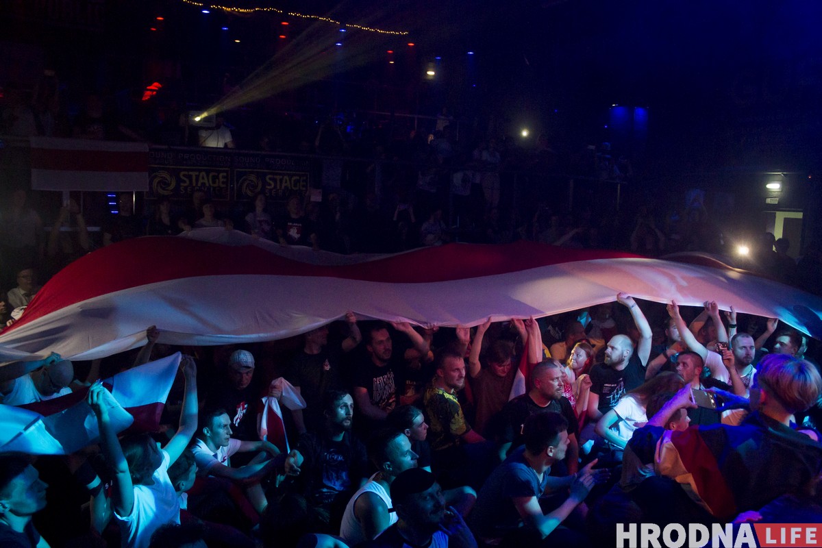 Фотофакт. Большой бело-красно-белый флаг на концерте Dzieciuki в Минске