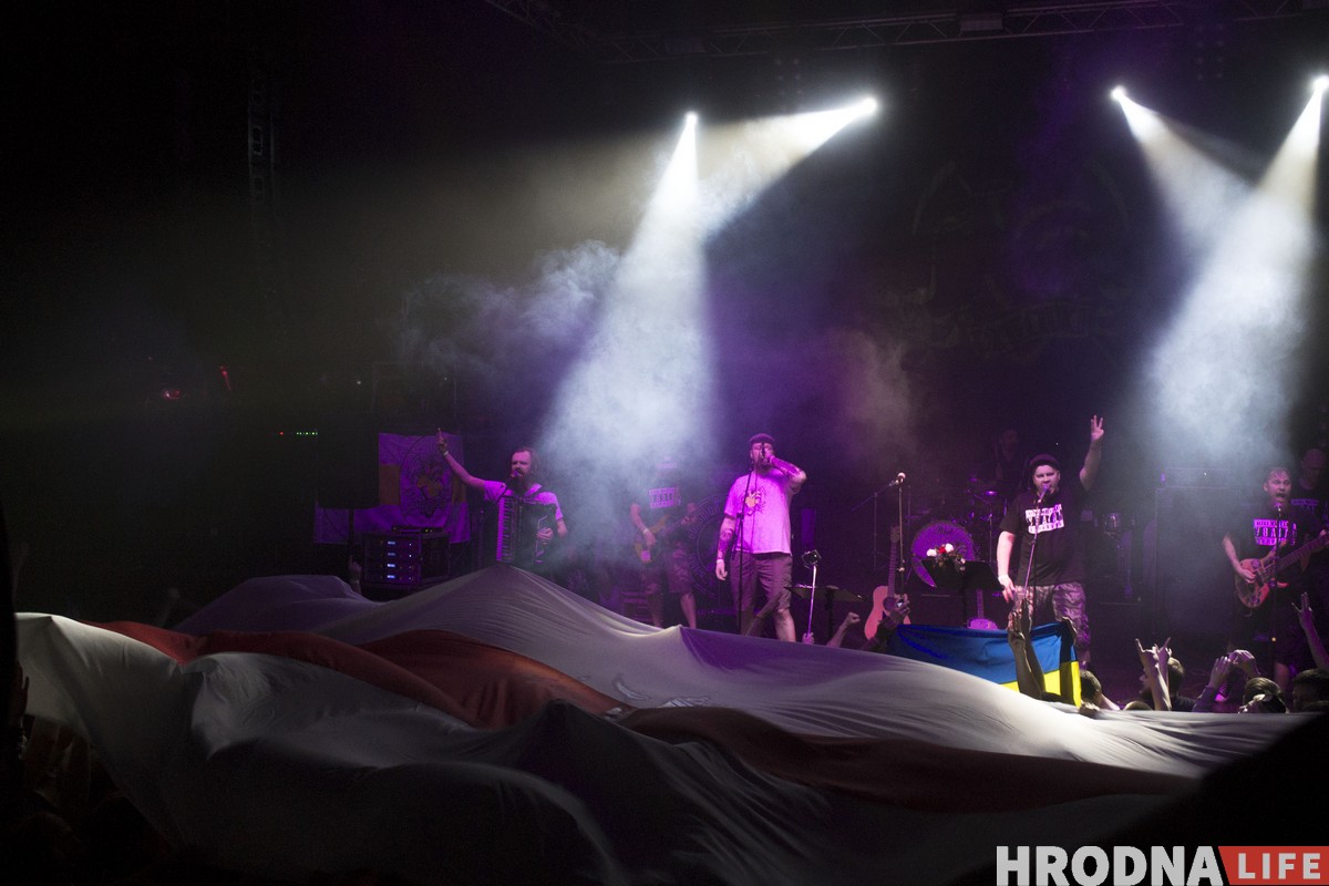 Фотофакт. Большой бело-красно-белый флаг на концерте Dzieciuki в Минске