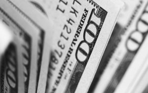 "200 рублёў - на спартзалу". Колькі айцішніца з Мінска траціць на догляд за сабой валюта доллары деньги средняя зарплата 500 долларов