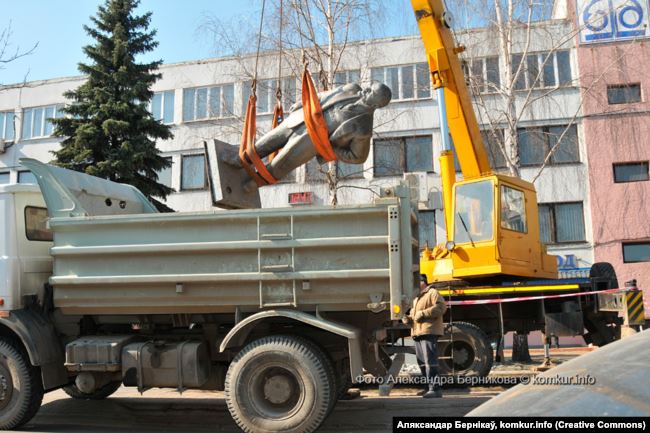 Дэкамунізацыя па-беларуску. Якіх Ленінаў і іншых Чапаевых пасунулі з цэнтру і чаму. ФОТА