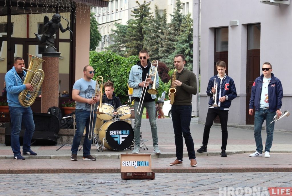 «Вулічныя выступы зрабілі нас папулярнымі». Гурт з Парэчча адкрыў сезон вулічных канцэртаў у Гродне