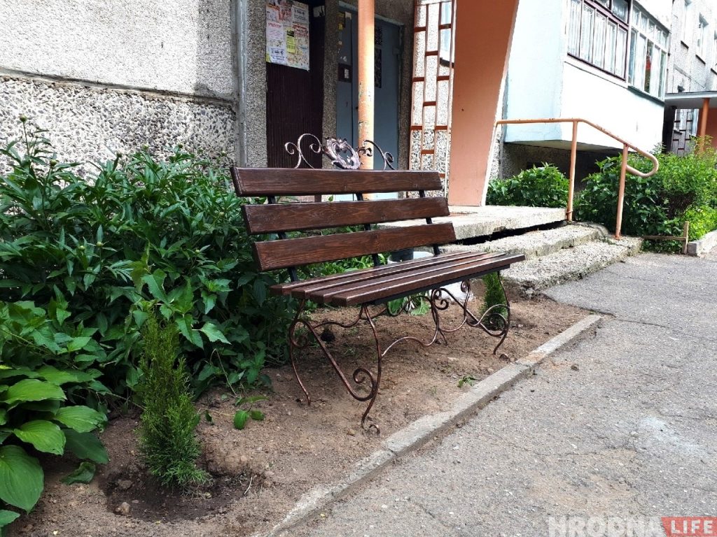 Які малайчына! Гродзенец сам усталяваў лаўку каля пад'езду Які малайчына! Гродзенец сам усталяваў лаўку каля пад'езду