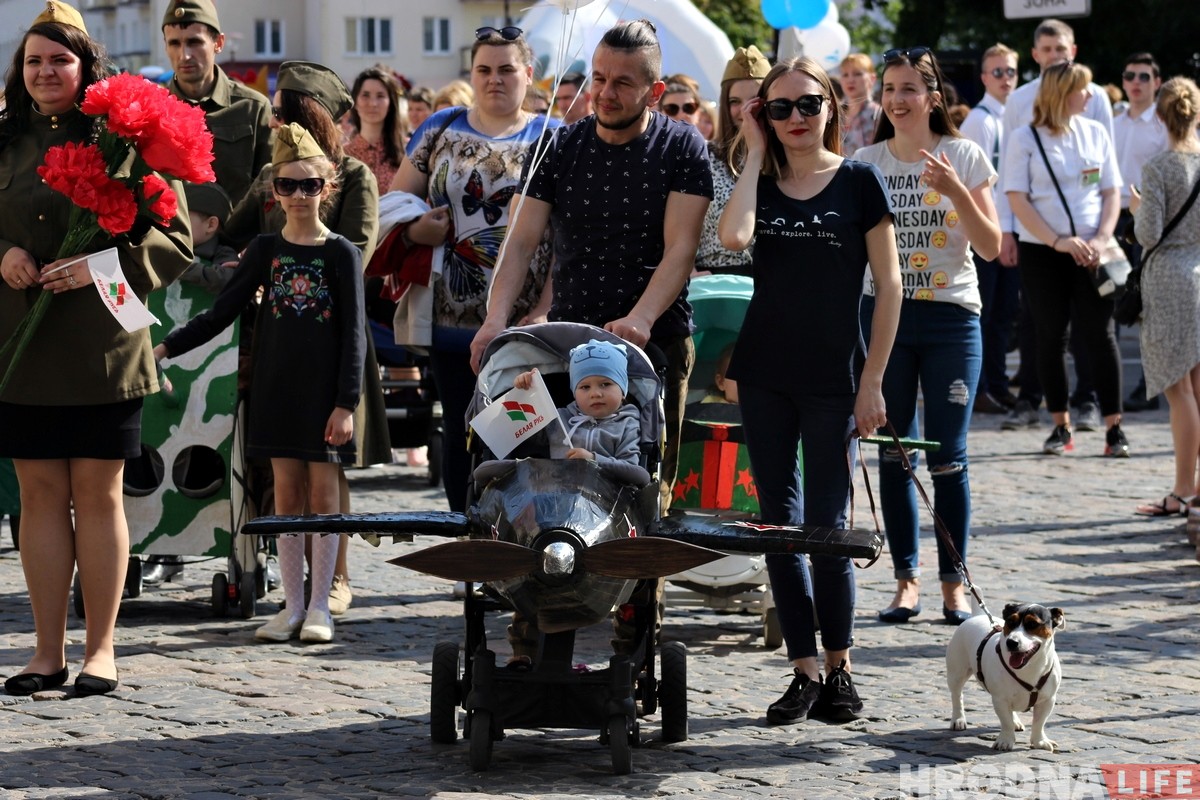С самолетами и танками: в Гродно прошел парад детских колясок