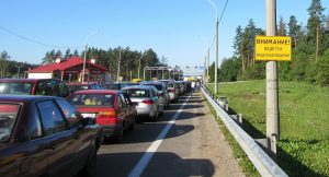 Літоўцы затрымалі на Нёмане турыстычныя кацеры поўныя кантрабандных цыгарэт брузги очередь
