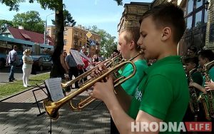 Духавы аркестр музычнай школы даў канцэрт на вуліцы Дзяржынскага