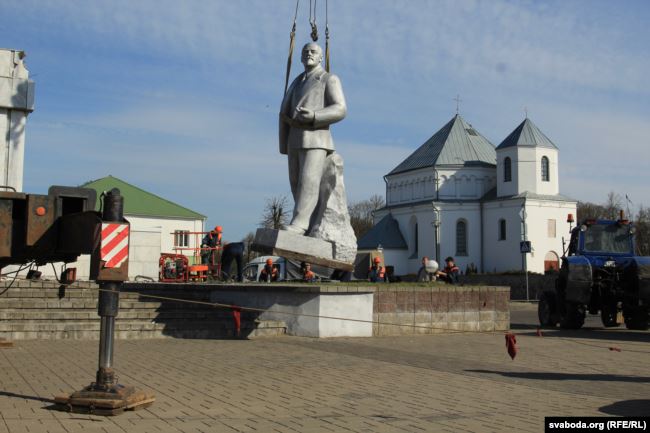 Дэкамунізацыя па-беларуску. Якіх Ленінаў і іншых Чапаевых пасунулі з цэнтру і чаму. ФОТА