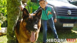 “Ён толькі на мяжы строгі”. Спецыяліст па выбухоўцы Оскар забаўляў дзяцей на свяце Перамогі ў Гродне “Ён толькі на мяжы строгі”. Спецыяліст па выбухоўцы Оскар забаўляў дзяцей на свяце Перамогі ў Гродне