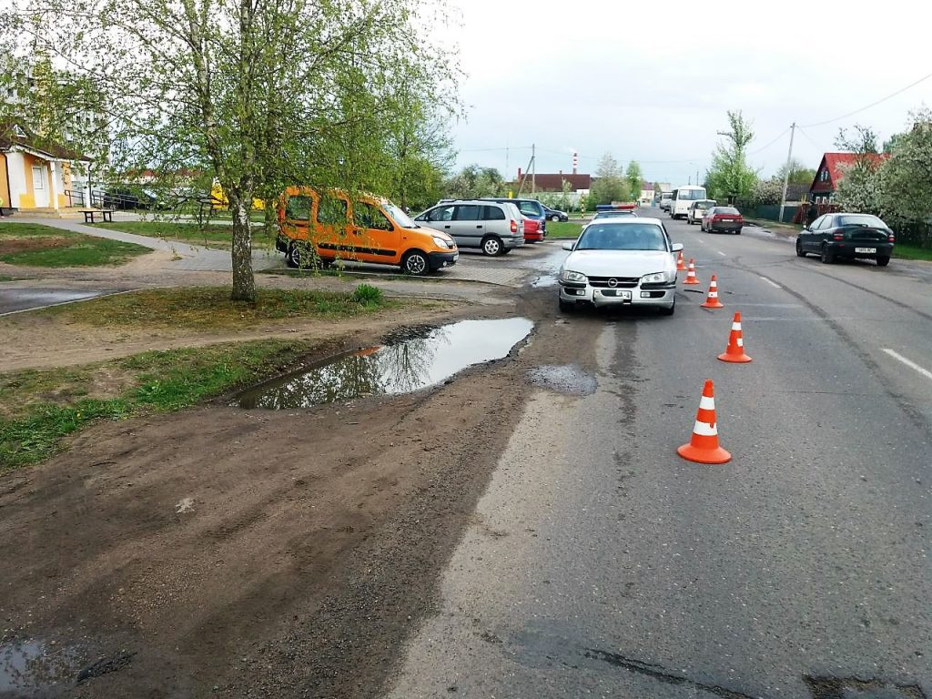 У Смаргоні аўтамабіль збіў першакласніка: ён выбег на дарогу У Смаргоні аўтамабіль збіў першакласніка: ён выбег на дарогу