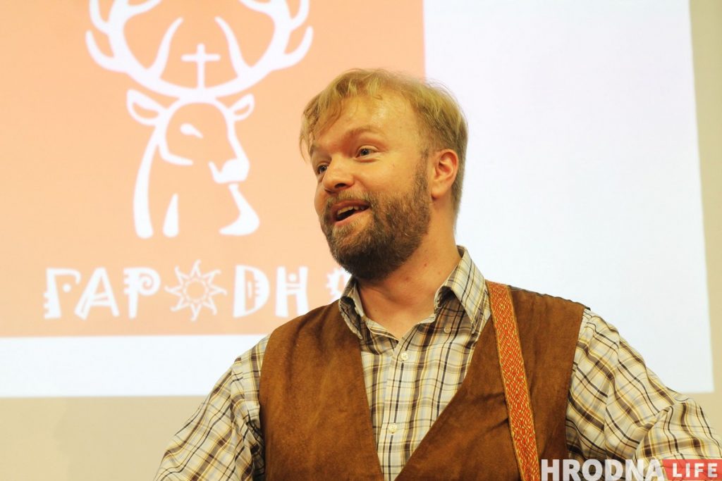 На “Мове Нанова” ў Гродне выступіў Алесь Чумакоў з рок-н-рольнымі гуслямі