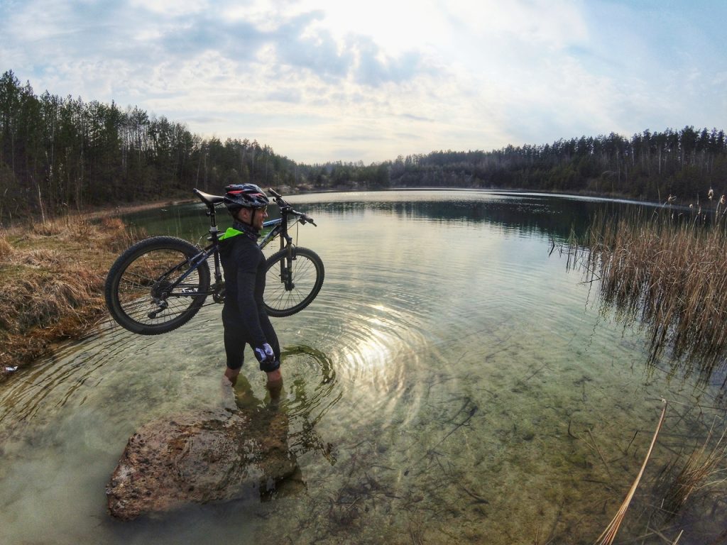 «Хачу ўбачыць, як жывуць людзі». Велападарожнік едзе ўздоўж усёй мяжы Беларусі