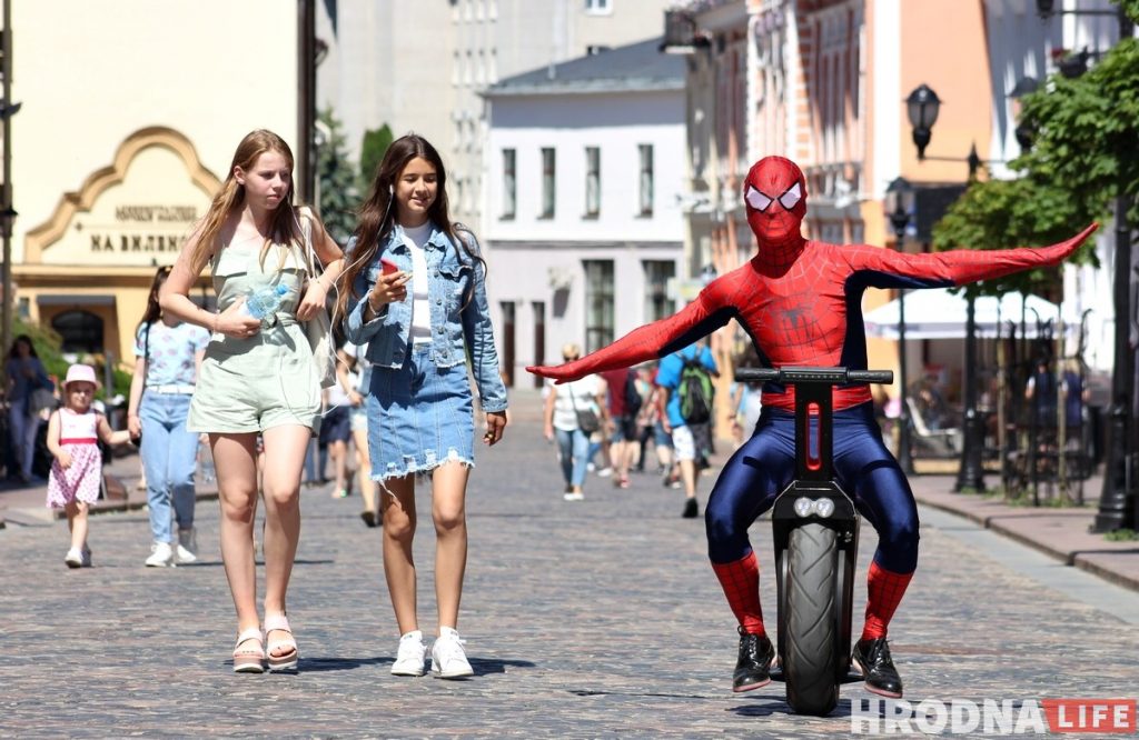 Чалавек-павук у цэнтры Гродна рэкламуе монакола і велопрокат