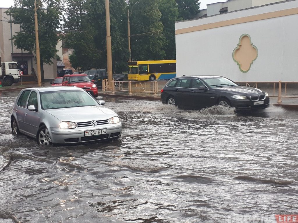 ФОТА: Першы летні лівень затапіў вуліцы Гродна